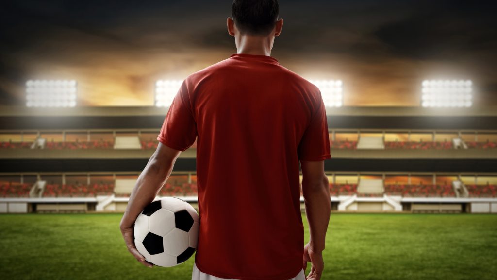 Rescisão indireta no futebol: como o atraso de salários permite ao atleta se livrar do contrato?